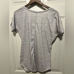 Women’s Small Mountain Hardware T-Shirt.